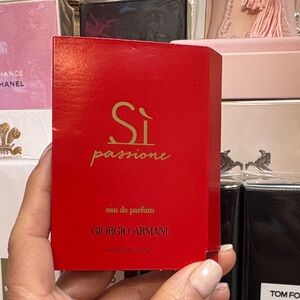 Giorgio Armani Sì Passione Red Eau de Parfum

We are a Parfumerie based in NJ.